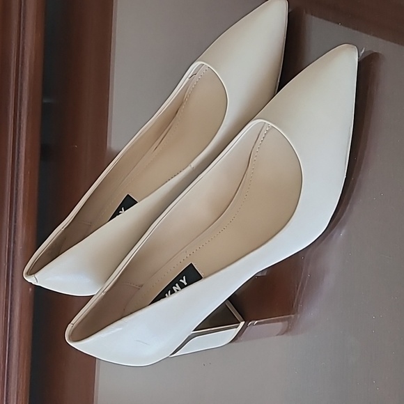 New DKNY size 6 shoes - Picture 1 of 6